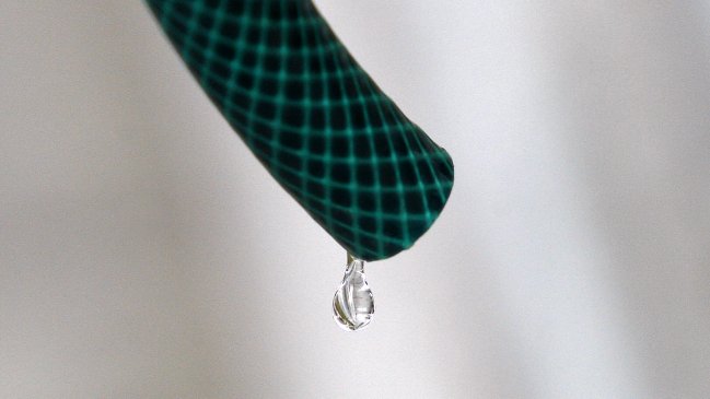 Las Condes multará con hasta 270 mil pesos a quienes rieguen entre 10:00 y 18:00 horas