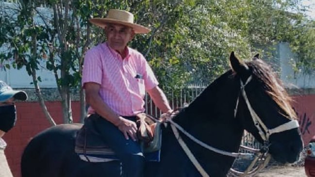 Hombre fue a votar a caballo 