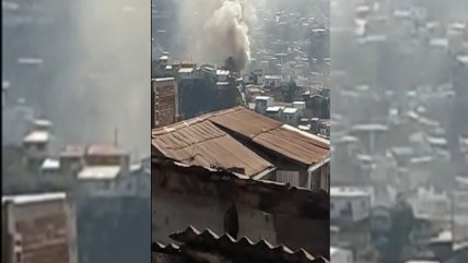   Bomberos combate incendio de vivienda en cerro de Valparaíso 