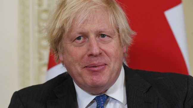 Boris Johnson estudia la posibilidad de nuevas restricciones en el Reino Unido por el brote de ómicron