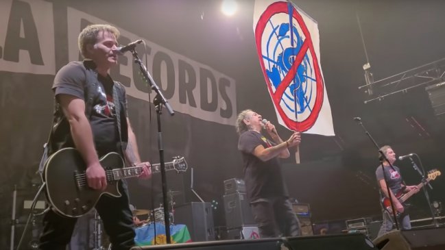 La Polla Records brinda mensaje antivacuna y se lleva ola de pifias