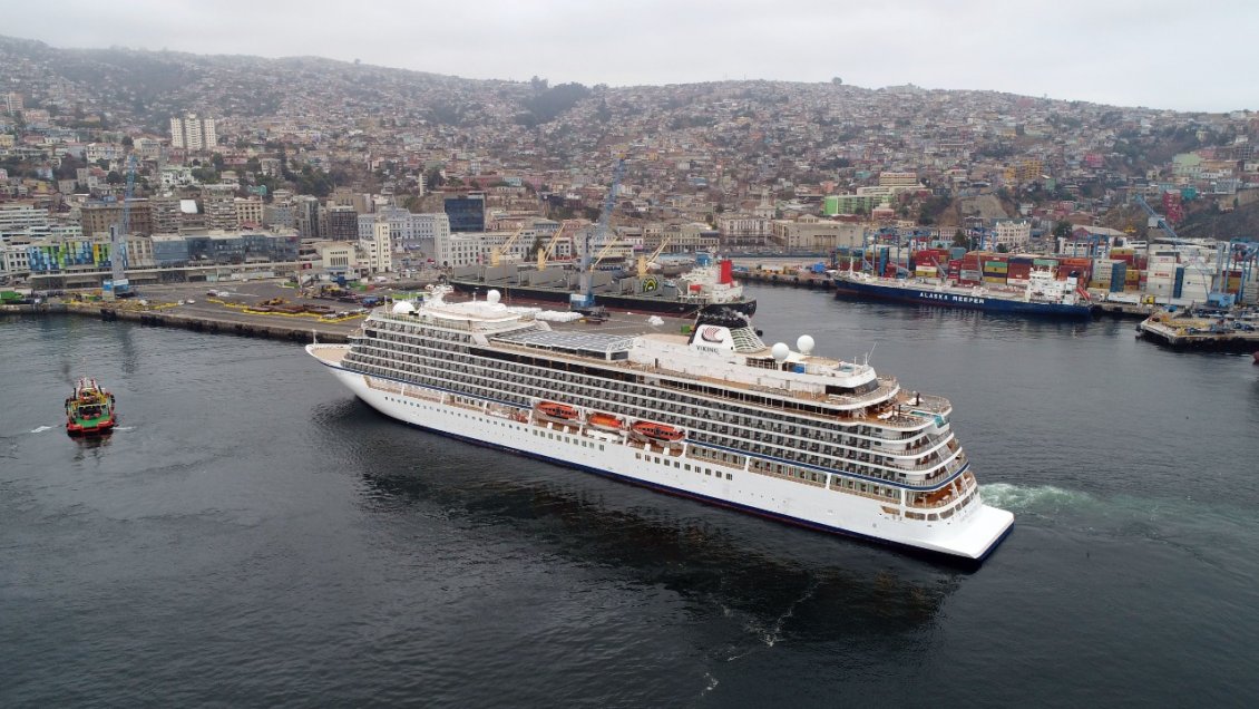 Nave Viking Jupiter abre temporada de cruceros en Valparaíso tras casi dos años sin recaladas