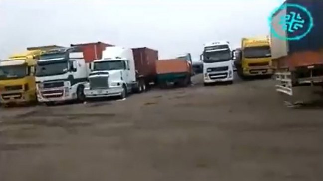 Bolivia logra acuerdo con Chile para el paso de cientos de camiones varados