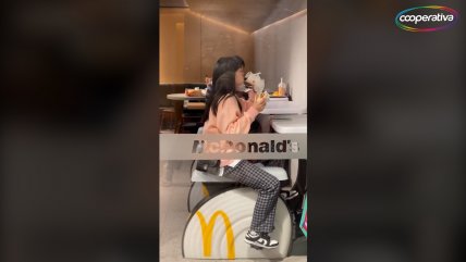  Clientes de McDonald's hacen ejercicio mientras comen  