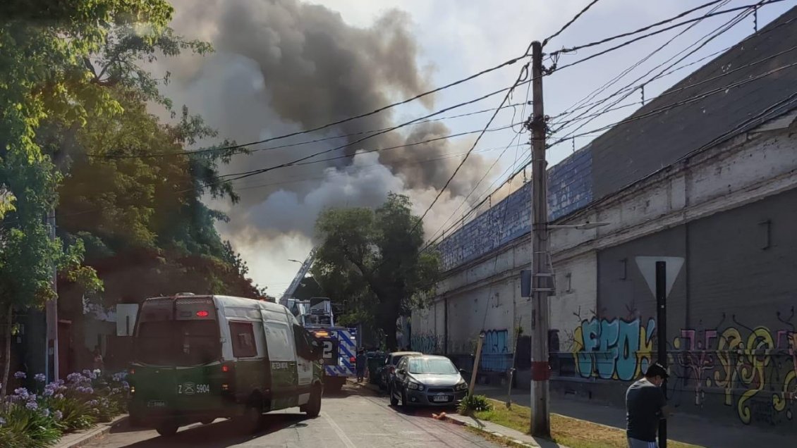 Incendio consumió por completo tres viviendas en Santiago Centro