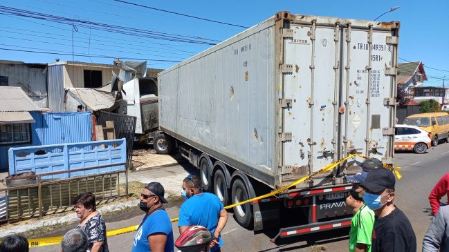 Camión quedó incrustado en una casa e impactó a otros vehículos en Hualpén