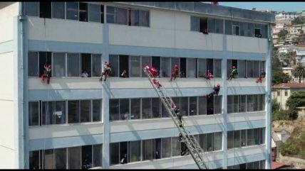   Tradición porteña: Bomberos ayudó al Viejo Pascuero a visitar a niños hospitalizados 