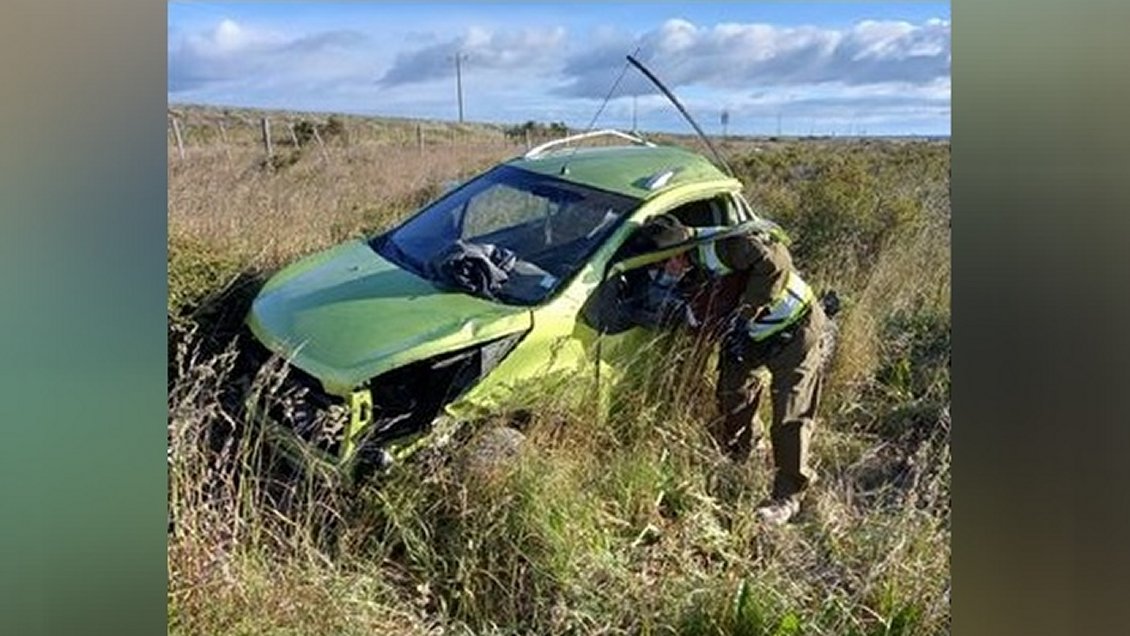 Conductor en riesgo vital tras volcar su vehículo en Punta Arenas