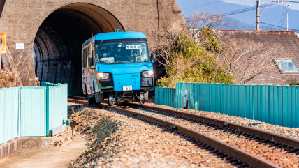  Autobús-tren japonés puede circular por calles y líneas férreas  
