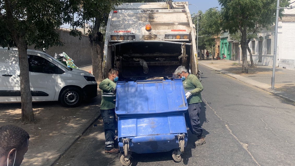 Recolectores deponen paro y reanudan retiro de basura en Santiago