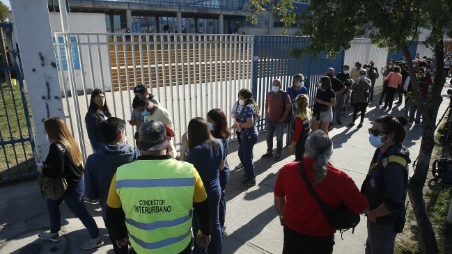 Largas filas en los vacunatorios ad portas del Año Nuevo y del bloqueo del Pase de Movilidad