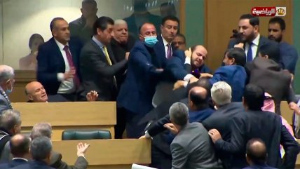  Diputados se fueron a los combos en plena sesión en Jordania  