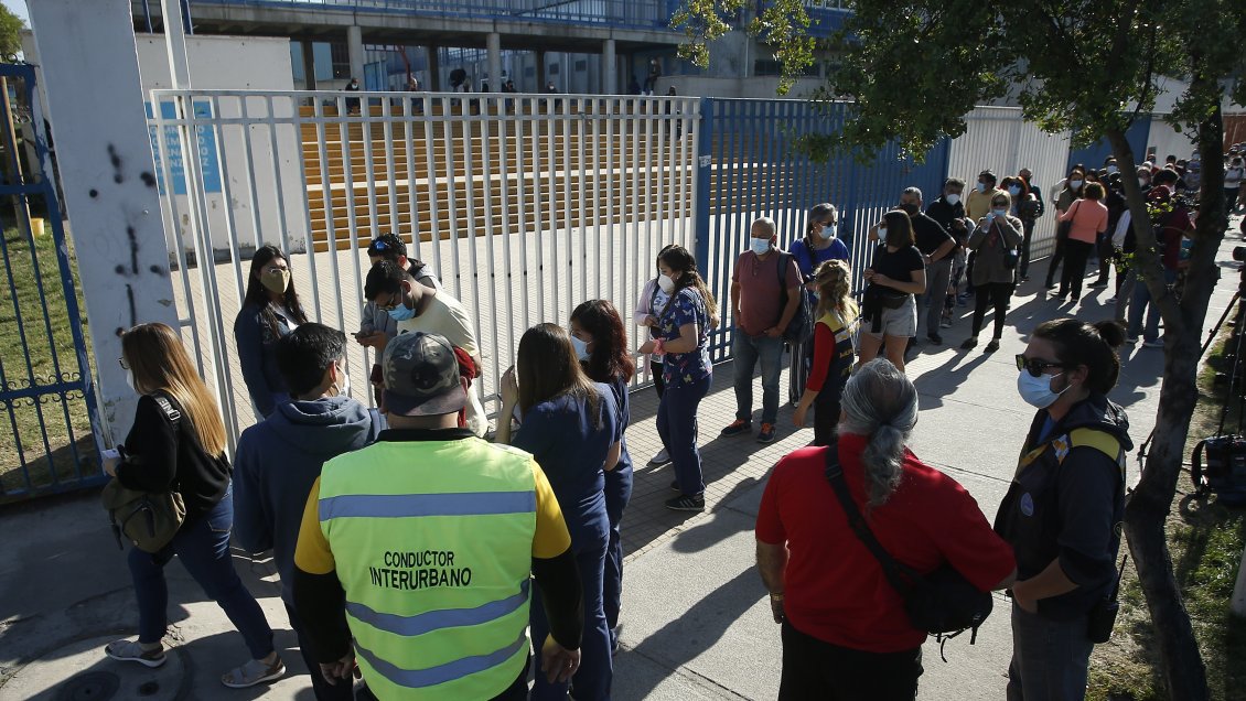 Largas filas en los vacunatorios ad portas del Año Nuevo y del bloqueo del Pase de Movilidad