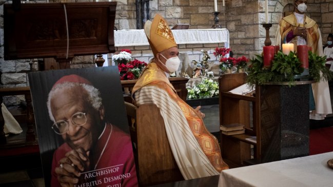   Cientos de sudafricanos desfilaron por la capilla ardiente para despedir a Desmond Tutu 