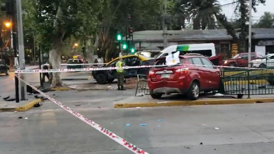 Sujetos huían en vehículo robado y chocaron con taxi: Una pasajera falleció