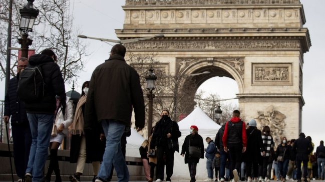 La mascarilla vuelve a ser obligatoria en las calles de París