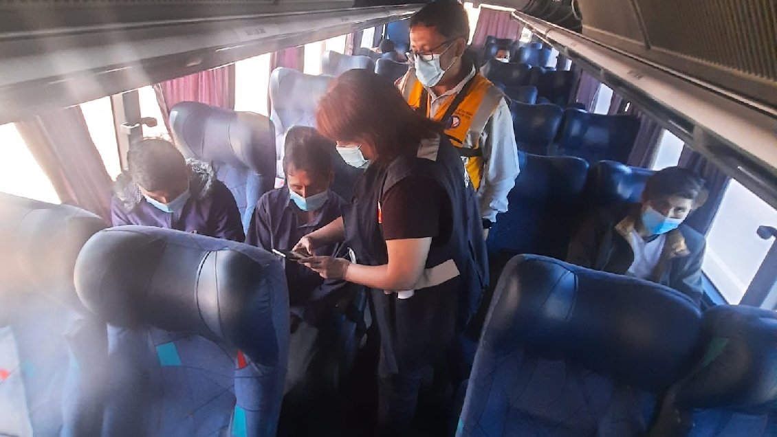 Detectan dos buses trasladando pasajeros sin PCR y sin pase de movilidad