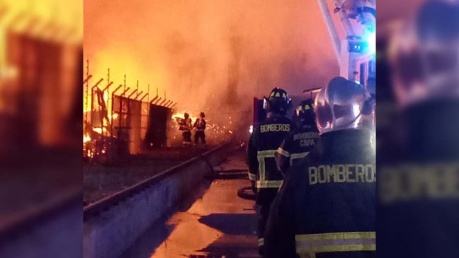 Bomberos controló incendio que afectó a bodegas en Colina