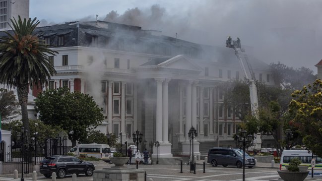  Incendio en parlamento sudafricano: La Cámara Baja fue arrasada por el fuego  