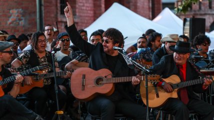   Álvaro Henríquez inauguró Santiago a Mil con homenaje a Roberto Parra 