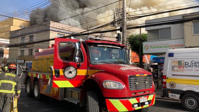 Incendio en San Bernardo dejó tres locales comerciales totalmente destruidos