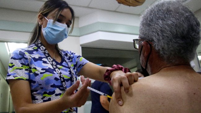 Chile inició la vacunación del segundo refuerzo contra el Covid-19