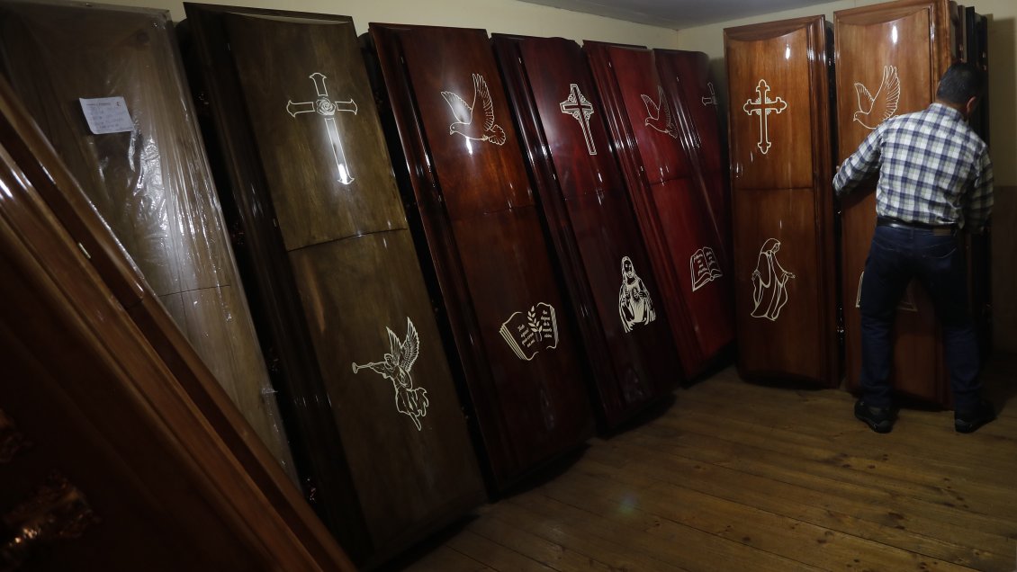 Funerarias apuntan a los cementerios por amarre de paquetes investigados por la FNE