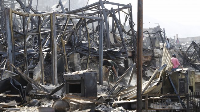 Gobierno boliviano ofrece ayuda a sus 40 connacionales afectados por el incendio de Iquique