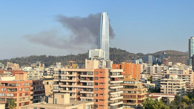 Incendio consumió dos viviendas cercanas al Cerro San Cristóbal en Recoleta