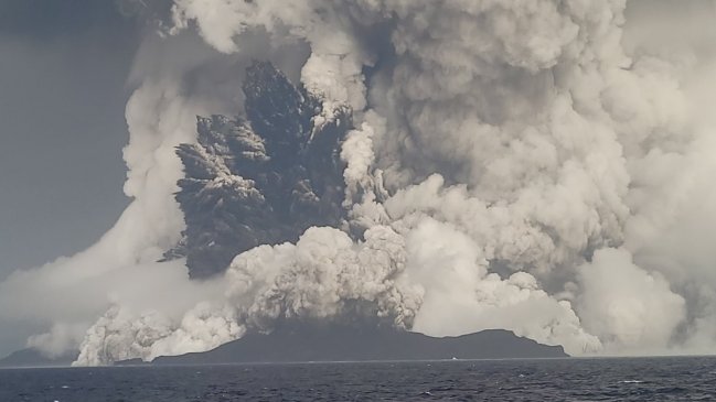   Un tsunami provocado por la erupción de un volcán golpea la isla de Tonga 