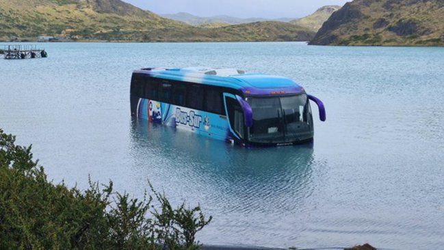 Bus de turismo cayó a las aguas del Lago Pehoé en el Parque Torres del Paine