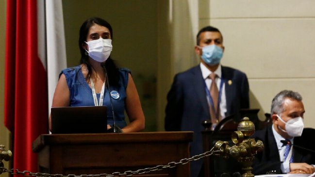 Presidenta de la Convención descartó, por el momento, encuentro con Piñera