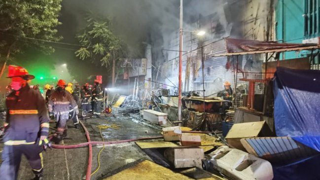 Incendio se registró en el Barrio Meiggs: Dos locales quemados
