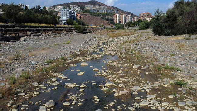 Superintendente: Riesgo de racionamiento de agua en la zona oriente de Santiago 
