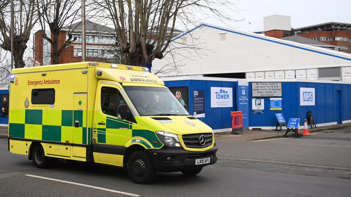 Una anciana recibe el primer implante en Reino Unido de chip biónico en el ojo