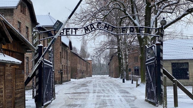   Turista holandesa fue detenida por hacer saludo nazi en Auschwitz 