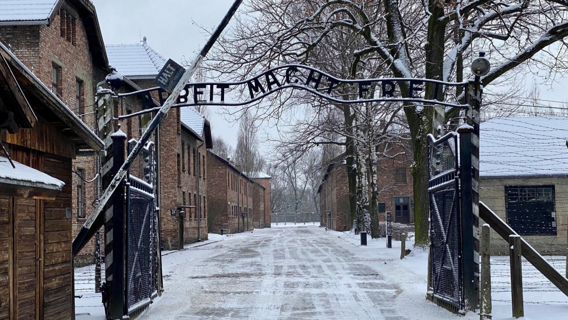 Turista holandesa fue detenida por hacer saludo nazi en Auschwitz