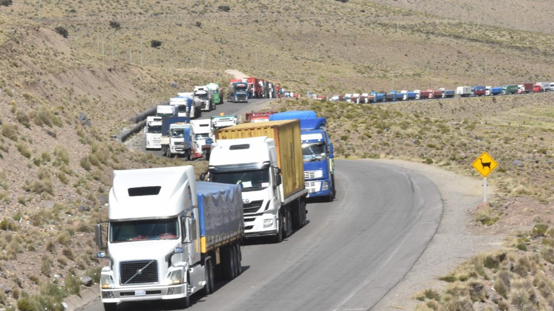 Bolivia propone realizar ellos los PCR a camioneros varados en frontera con Chile