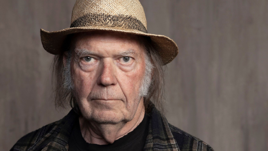 Neil Young amenaza con retirar su música de Spotify