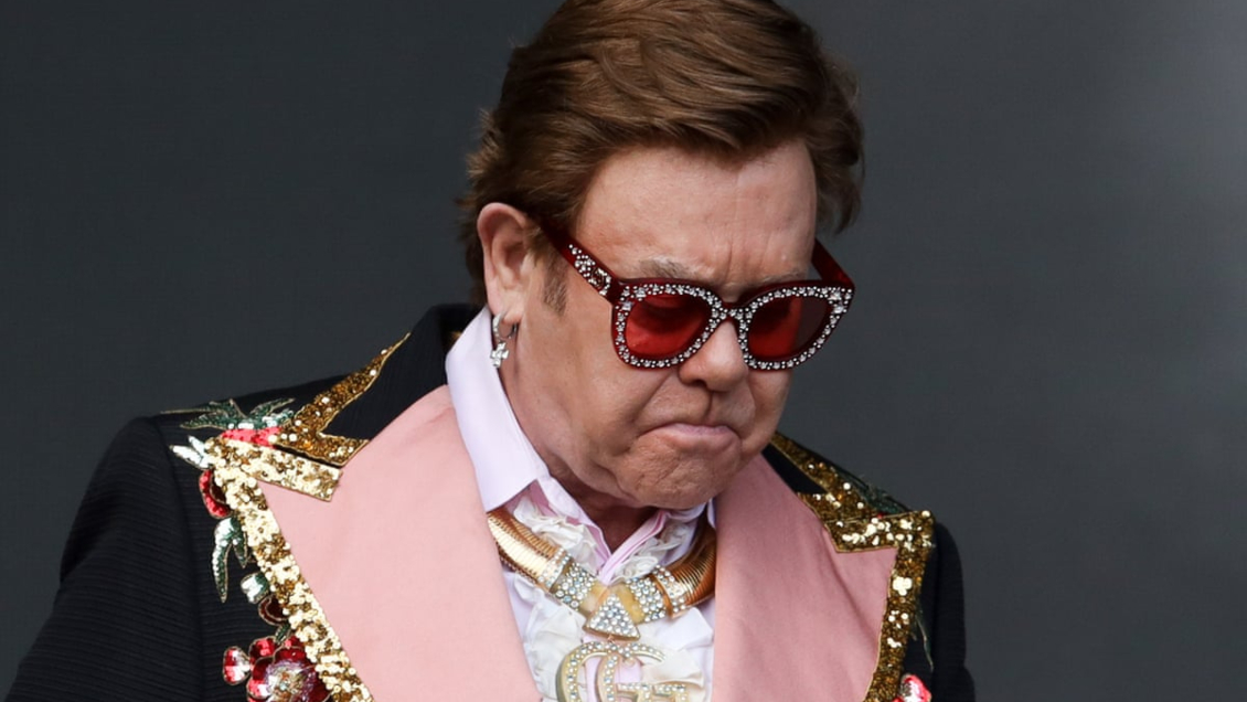 Está con sus vacunas al día: Elton John dio positivo por coronavirus y debió cancelar dos conciertos