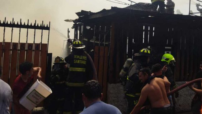 Al menos seis casas destruidas deja incendio en Cerro 18 de Lo Barnechea
