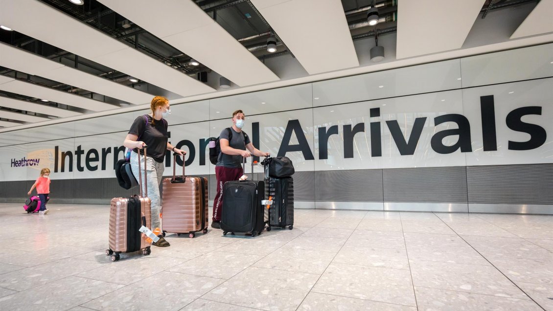 Unión Europea aprueba cambio de enfoque: Se centrará en plan de vacunación de los viajeros