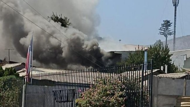 Turba quema casa de hombre denunciado por violación de adolescente e intenta lincharlo