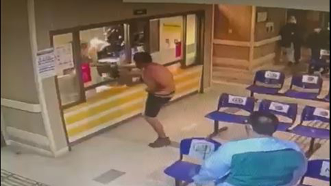 Sujeto atacó con patadas y puños a personal de salud en Los Ángeles