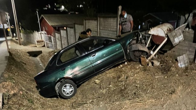 Pelluhue: Sujeto atropelló a un adolescente y chocó con el muro de una casa al darse a la fuga
