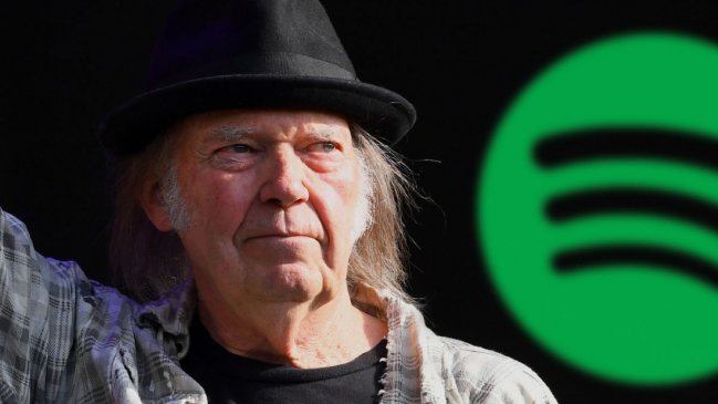 Spotify toma medidas en sus podcast tras polémica con Neil Young