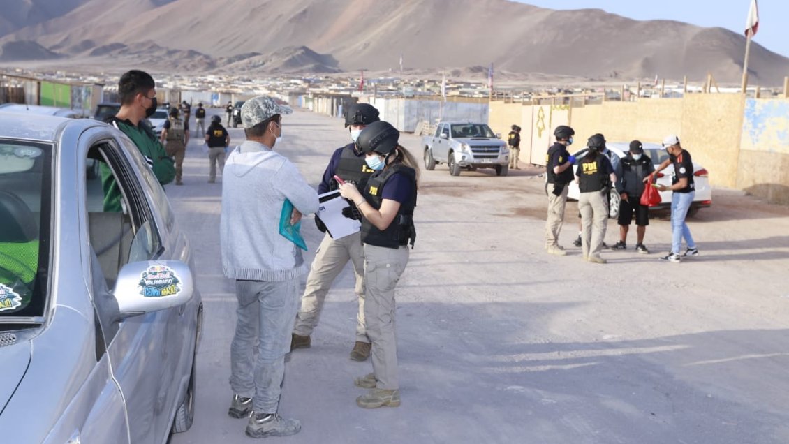 PDI realizó masiva fiscalización a extranjeros en toma de Alto Hospicio