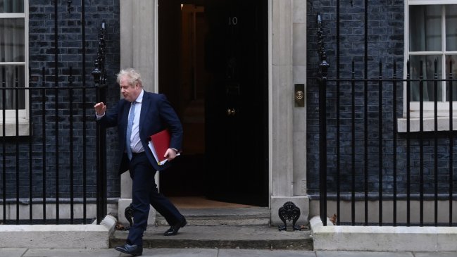 Destacado diputado conservador pidió a Johnson someter a votación su liderazgo por el 