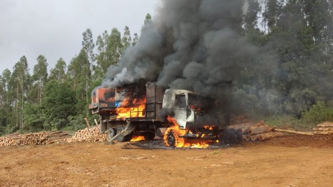 Resistencia Mapuche Lavkenche se adjudicó ataque que dejó tres heridos y 10 máquinas quemadas en Biobío