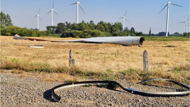   Aspa gigante de aerogenerador voló en el Biobío: parque eólico fue cerrado temporalmente 